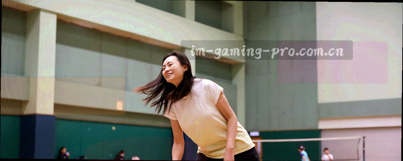 低角度霓虹光带与几何模块沿对角线延伸，构成品牌成长轨迹的抽象画面